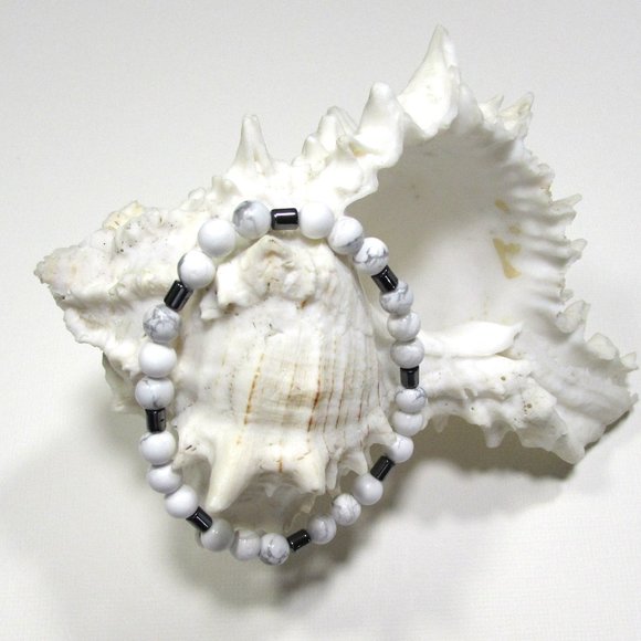 Natural White Howlite Gemstone Bracelet - Picture 1 of 6